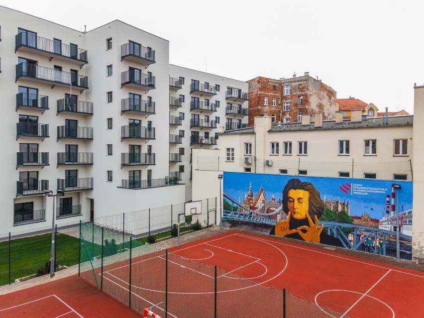 Wrocław. Nowy mural na Nadodrzu. W roli głównej Adam Mickiewicz (ZDJĘCIA) 