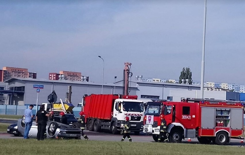 Groźny wypadek na skrzyżowaniu ul. Pienistej i Waltera- Janke w Łodzi [FOTO]