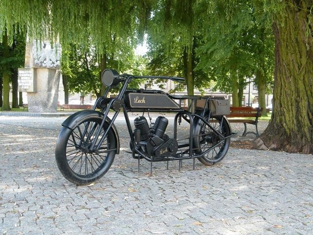 Replika motocykla LECH stojąca na pl. Piłsudskiego w Opalenicy.