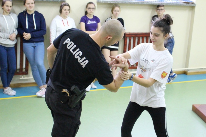 Kuźnica. Policjanci pokazali, jak skutecznie bronić się przed atakiem (zdjęcia)