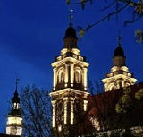 Kościół Bożego Ciała nocą. Po zmierzchu świątynia na głogowskiej starówce rozbłyska iluminacją. A to jeszcze nie koniec!