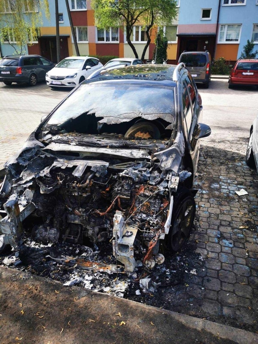 Podpalił samochód w centrum Skierniewic. Spaleniu uległy kolejne pojazdy