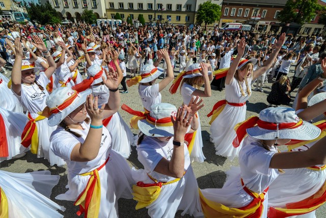Tancerze na rynku w Jaśle uczcili 104. rocznicę urodzin św. Jana Pawła II