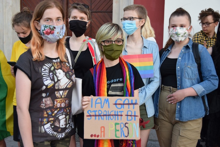 „Wyzywali nas od pedofilów, padły pogróżki, że nas zabiją”. Cichy protest LGBT+ w Lublinie i kontrdemonstracja. Zobacz