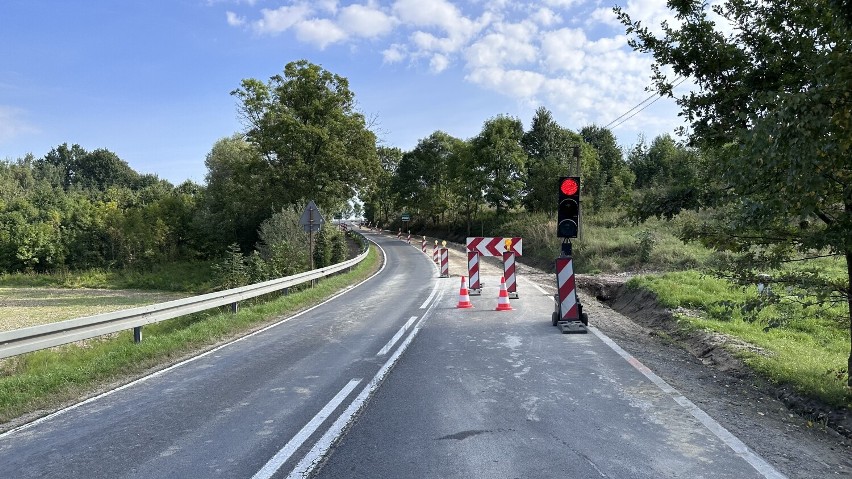 Ruch wahadłowy na drodze wojewódzkiej nr 967 w Gierczycach i Łapczycy, trwa przebudowa odcinka o długości 700 metrów