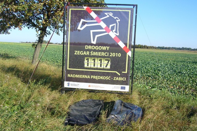 Taki zegar śmierci stał 6 października przy skrzyżowaniu dróg krajowych nr 3 i 12 (za Radwanicami w kierunku Głogowa).