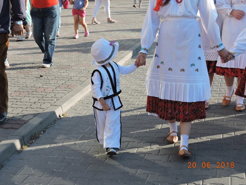 Korowód ulicami Jastrowia. Bukowińskie spotkania 2018 [ZDJĘCIA]