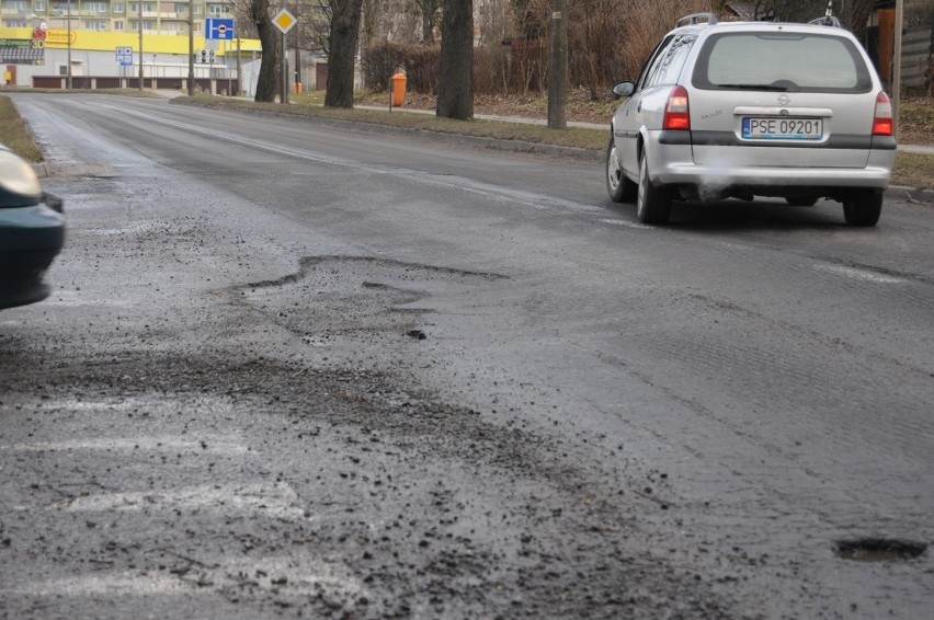 Śrem: dziury w drogach zbierają żniwo. Są uszkodzenia aut