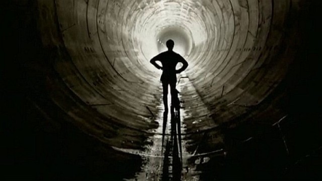 Dawid Godziek na BMX-ie w tunelu II linii metra [wideo]