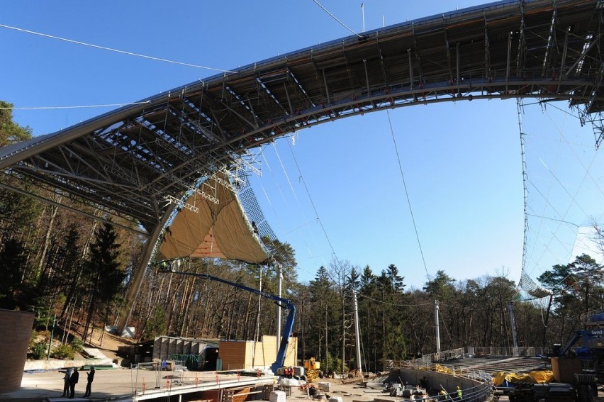 W Operze Leśnej rozpoczęto prace nad montażem dachu....