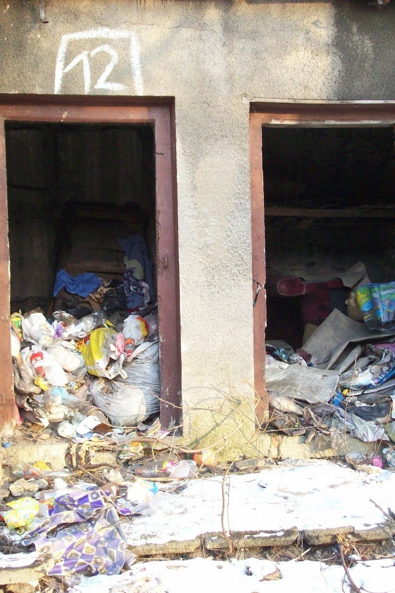 Śmieci zalegają przy ul.Przełajskiej 12 w Czeladzi