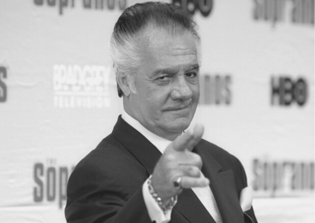 Tony Sirico urodził się w Nowym Jorku w 1942 roku w rodzinie włoskiego pochodzenia