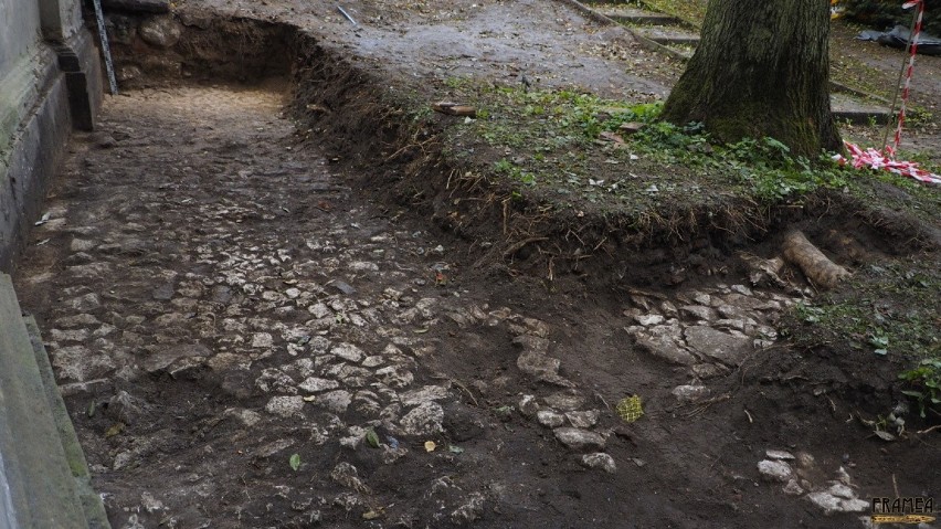 Ciekawe odkrycia w Tyńcu. Archeolodzy i badacze architektury na tropie tajemnic klasztornego wzgórza [ZDJĘCIA]