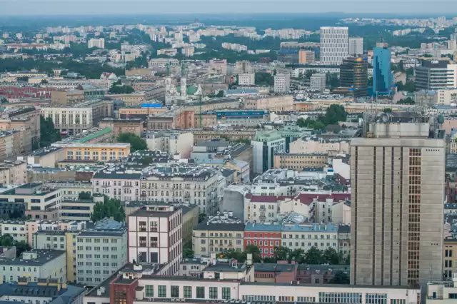 Aż 84% przebadanych osób nie chce się wyprowadzać z Warszawy. Zaledwie 6% mogłoby zamieszkać w małym mieście w pobliżu Warszawy. Poza granicami kraju chciałoby zamieszkać jedynie 2% badanych. Kolejne 3% badanych mogłoby zamieszkać na wsi blisko stolicy i kolejne 2% - w innym dużym mieście w Polsce. Pozostałe osoby nie potrafiły zdecydować czy mając możliwość wyboru miejsca zamieszkania woleliby
mieszkać w Warszawie, czy może gdzieś indziej. Zaledwie 1% przepytanych chciałby zamieszkać na wsi z dala od stolicy.