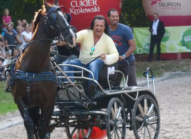 Marek Torzewski rywalizował w konkurencji powożenia. Rolę luzaka, czyli zawodnika dociążającego bryczkę przy pokonywaniu przeszkód, pełnił Robert Osam, który jest znany z programu „Jaka to melodia”.