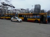 Uszkodzony autobus zablokował aleję Mickiewicza w Łodzi [ZDJĘCIA]