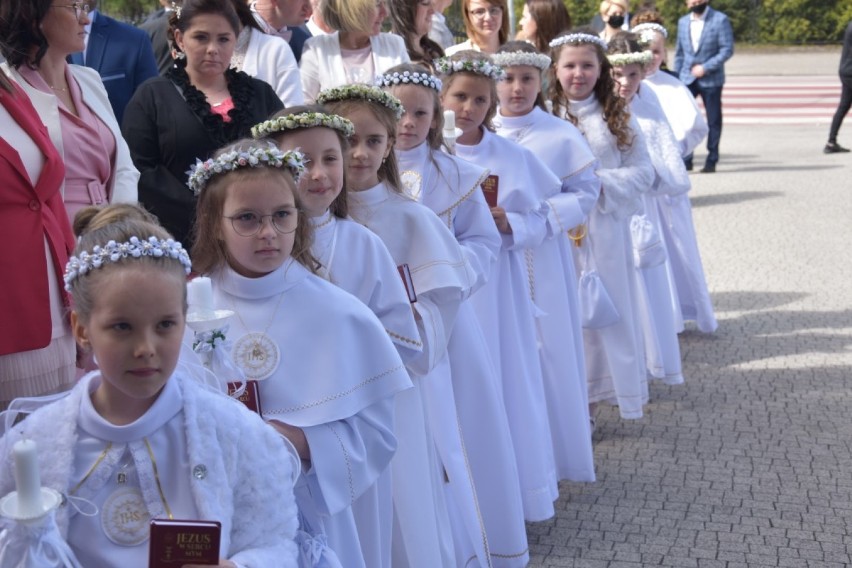 Sakrament Pierwszej Komunii Świętej w kościele pw. św. Wawrzyńca w Gołańczy. Grupa I 