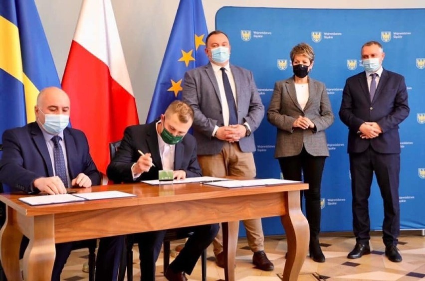 W Urzędzie Marszałkowskim podpisano umowę na przebudowę...