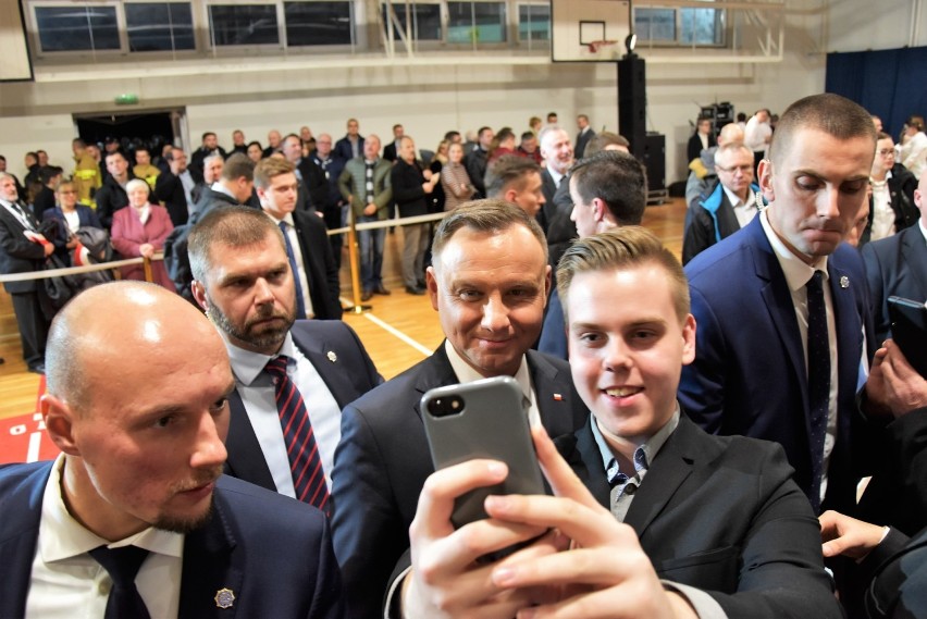 Andrzej Duda w Namysłowie. Nie wszyscy weszli na spotkanie. Co zrobił prezydent RP? [WIDEO]