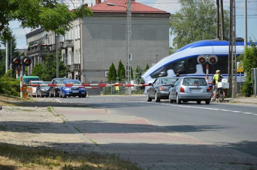 Przed przejazdami kolejowymi wciąż tworzą się korki