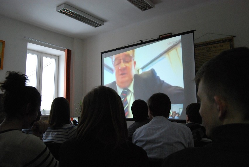 Poseł Jacek Saryusz - Wolski o Unii Europejskiej w rozmowie video z uczniami tomaszowskich szkół