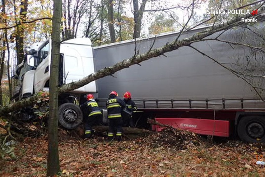 Wypadek na Mikołowskiej w Rybniku. Tir wpadł do lasu