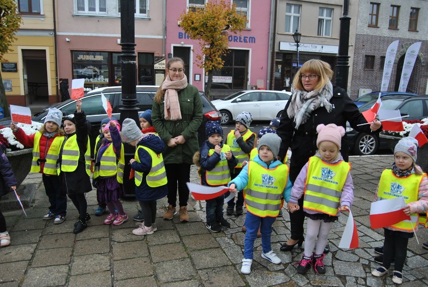 Dzieci z przedszkola nr 3 w Kościanie świętują niepodległość ZDJĘCIA 