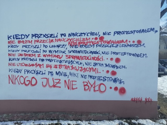 Polityczne graffiti na murze przy ulicy Okrzei