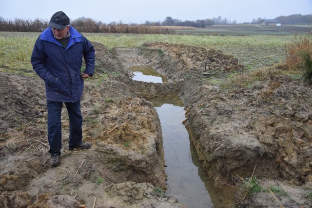 Antoni Bystrowski nie może obecnie uprawiać zboża na około 40 arach ziemi. Po budowie gazociągu na działce wciąż stoi woda