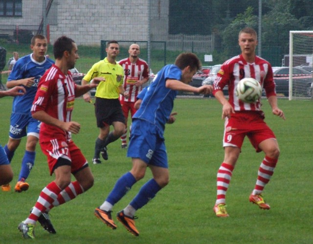 Igor Szopa (nr 9), pomocnik Soły Oświęcim, w meczu przeciwko Unii Tarnów (5:1) podawał piłki kolegom jak na tacy.