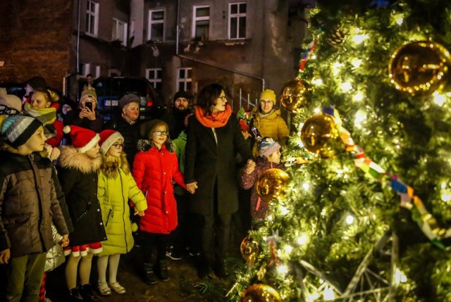 Przy ul. Biskupiej w Gdańsku 6.12.2019 r. rozbłysła choinka