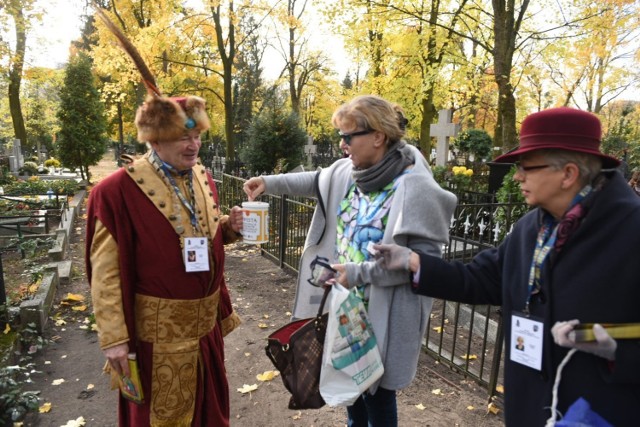 Datki z tegorocznej zbiórki na cmentarzu św. Jerzego w Toruniu trafią na remont nagrobka należącego do Franciszka Kruszelnickiego (1859-1934). - Był to prawnik, sędzia, teoretyk postępowania cywilnego. Urodził się w Kołomyi na terenie Galicji Wschodniej. Jako absolwent studiów prawniczych i poddany CK Austro-Węgier, praktykę zawodową odbył na terenie Bośni i Hercegowiny. Po odzyskaniu przez Polskę niepodległości pełnił funkcję dyrektora Sądu Okręgowego w Grudziądzu, a w 1921 r. został awansowany na sędziego Sądu Apelacyjnego w Toruniu. W tym czasie aktywnie uczestniczył w życiu naukowym, publikując artykuły z zakresu postępowania egzekucyjnego w periodykach branżowych. Jego syn Tadeusz zajmował stanowisko naczelnika Pomorskiego Urzędu Wojewódzkiego w Toruniu, a wnuk Zygmunt, etnograf z wykształcenia, prowadził wykłady z historii sztuki w Instytucie Zabytkoznawstwa i Konserwatorstwa. Rodzina Kruszelnickich mieszkała w Toruniu przy ul. Mickiewicza 83 i ul. Konopnickiej 25 - informuje Urząd Miasta Torunia. 

Polecamy:
Wszystkich Świętych 2018 w Toruniu. Zmiany w komunikacji, parkingi, utrudnienia drogowe
Kremacja zwłok. Spopielarnie w Kujawsko-Pomorskiem
Co nas wkurza na cmentarzach?
Wszystkich Świętych - MEMY
Co kupić na grób?
Święci jakich nie znacie - Seksburga, Lucyfer, Kwadrat
Toruńskie cmentarze, których już nie ma...

Ponadto remont przejdzie także nagrobek Heliodora Marjana Barałkiewicza, który został uszkodzony po tegorocznych wichurach. W zbiórkach uczestniczy prawie 80 osób, wśród nich samorządowcy, parlamentarzyści, naukowcy, członkowie ToMiTo, artyści toruńskich teatrów, przedstawiciele instytucji kultury, marynarze ORP Toruń. Warto dodać, że w ubiegłym roku udało się zebrać ponad 18 tys. zł. 

- Zeszłoroczna kwesta pozwoliła na odrestaurowanie metalowego krzyża - nagrobka Antoniego Ignacego Żernickiego herbu Szeliga (1783-1836), kapitana wojska pruskiego, poborcy podatkowego i dyrektora urzędu celnego w Sicienku oraz dziedzica włości w Rubinkowie i Biskupicach - informuje UMT.

Do tej pory podczas kwest udało się zabrać ponad 180 tys. zł, za które odrestaurowanych zostało niemal 30 pomników.