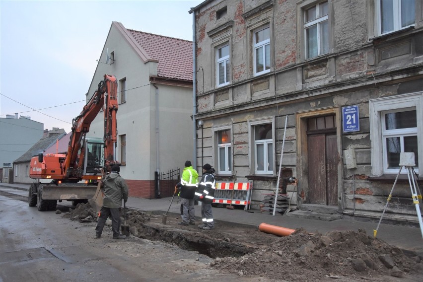 Wjazdu na ulicę Długą bronią barierki. Jak powiedzieli nam...