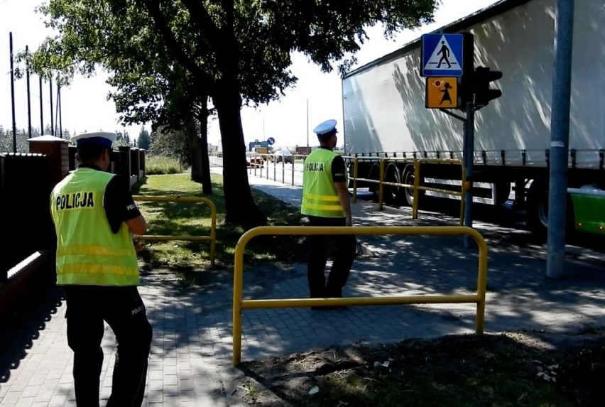 Policjanci z KMP Włocławek sprawdzali oznakowanie przy szkołach przed rozpoczęciem roku szkolnego 2021/22