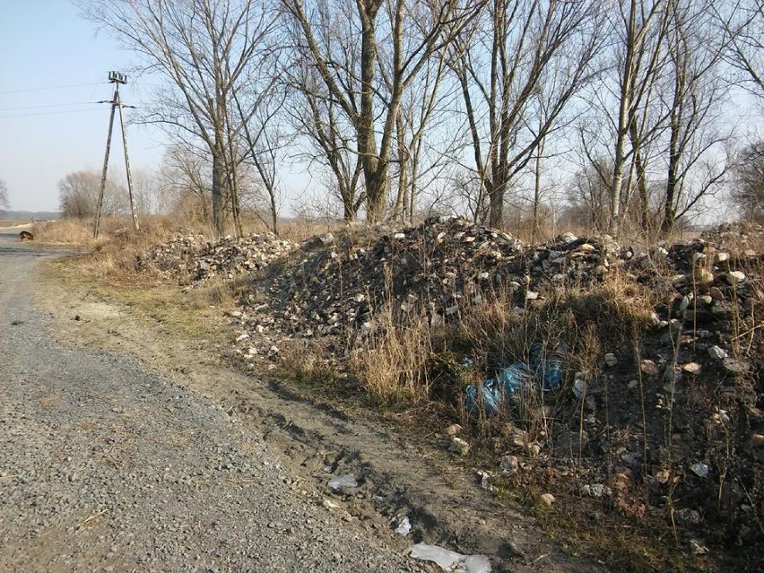 Nosocice: Brzeg rzeki Czarna jest zasypany śmieciami. ZDJĘCIA  