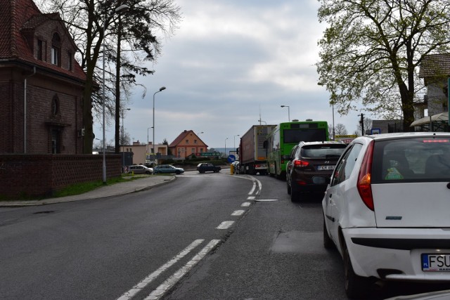 Generalna Dyrekcja Dróg Krajowych i Autostrad przeprowadza remont nawierzchni w Krośnie Odrzańskim. Wiele nie trzeba, żeby powstały korki.