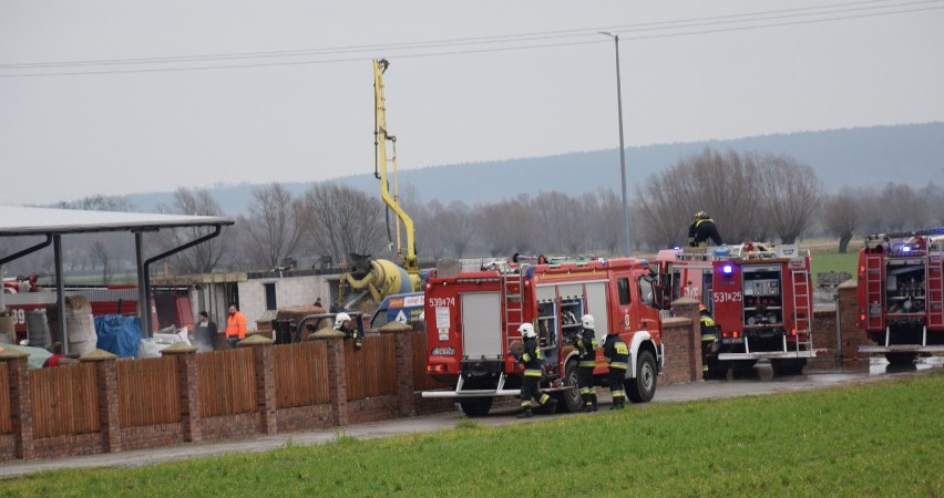 Pożar w Grucznie. Ogień pojawił się w firmie papierniczej [zdjęcia]