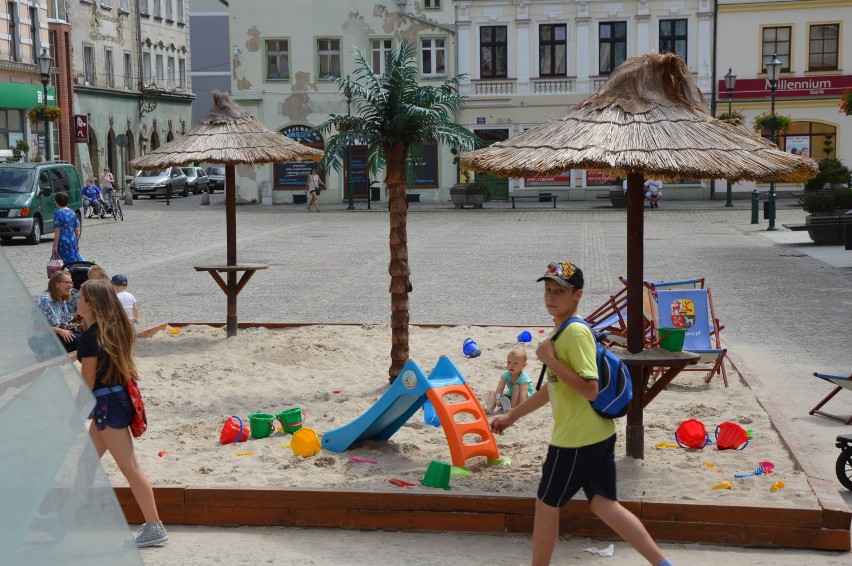 Mini plaża na żarskim rynku zaprasza nie tylko najmłodszych [ZDJĘCIA]