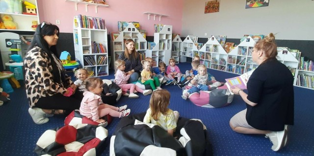 Dzieci posłuchały książki pod tytułem „Kicia Kocia w bibliotece".
