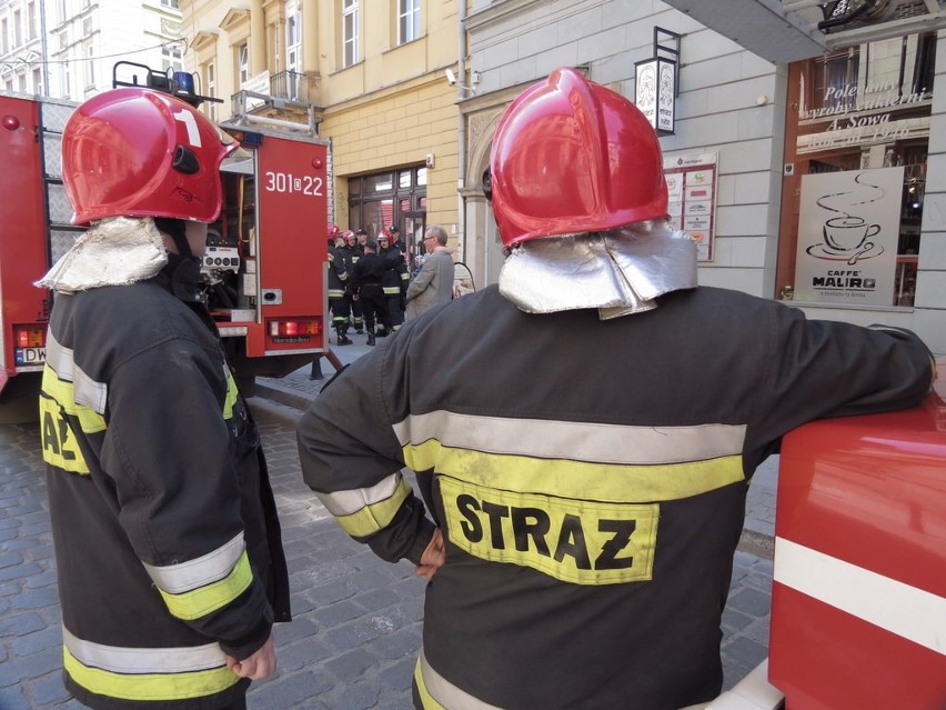 Wrocław: Sześć wozów straży gasiło olej na Wita Stwosza (ZDJĘCIA)