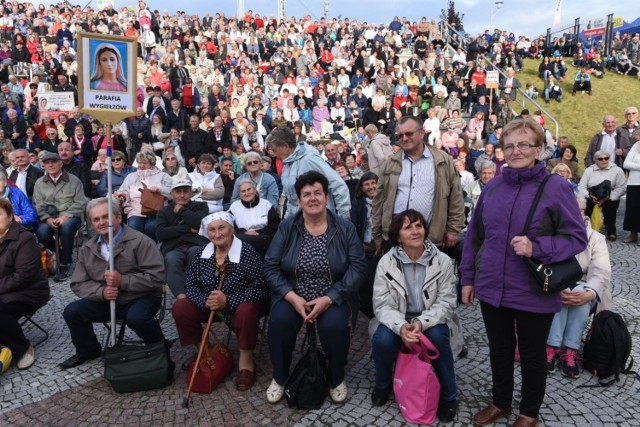 W sobotę (02.09) w Wyższej Szkole Kultury Społecznej i Medialnej odbył się plenerowy koncert „Dziękczynienie w Rodzinie”. Z tej okazji do Torunia przybyło tysiące pielgrzymów z całej Polski i nie tylko. Zobaczcie, jak było na dorocznym spotkaniu środowisk Radia Maryja i TV Trwam. Oto fotorelacja z tego wydarzenia. 


Toruń: IX Dziękczynienie w Rodzinie[ZDJĘCIA]