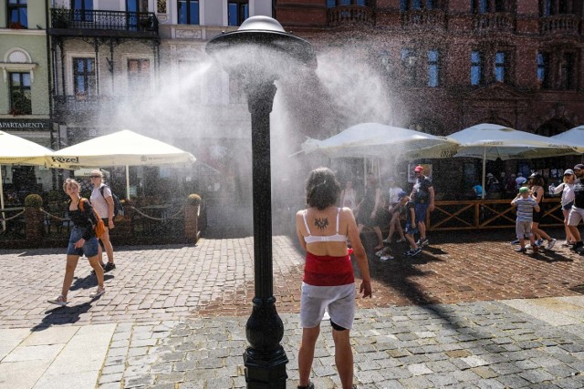 Uwaga! W Toruniu i powiecie toruńskim cały czas obowiązuje drugi stopień zagrożenia upałami. W weekend 19-20 czerwca temperatura może sięgnąć nawet 34 stopni Celsjusza. W związku z prognozami w Toruniu, jak i w wielu innych polskich miastach zdecydowano się uruchomić zraszacze. Co ciekawe, na tej liście nie znajdziemy Bydgoszczy. Tamtejszy Urząd Miasta kurczowo trzyma się zaleceń sanepidu. Te są jednak dość niespójne...