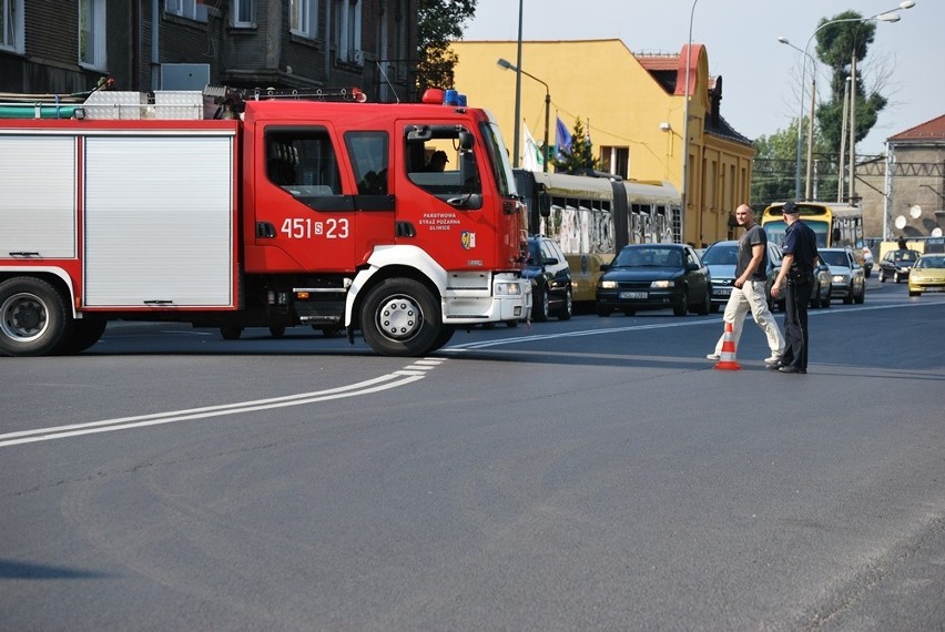 Przez półtorej godziny policja przeszukiwała teren banku w poszukiwaniu bomby