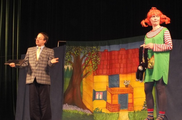 Zabawny i pouczający spektakl  „Pippi skarpetka” obejrzały dzieci w Wąbrzeskim Domu Kultury. Przedstawienie przygotowali aktorzy studia teatralnego "Krak-Art"