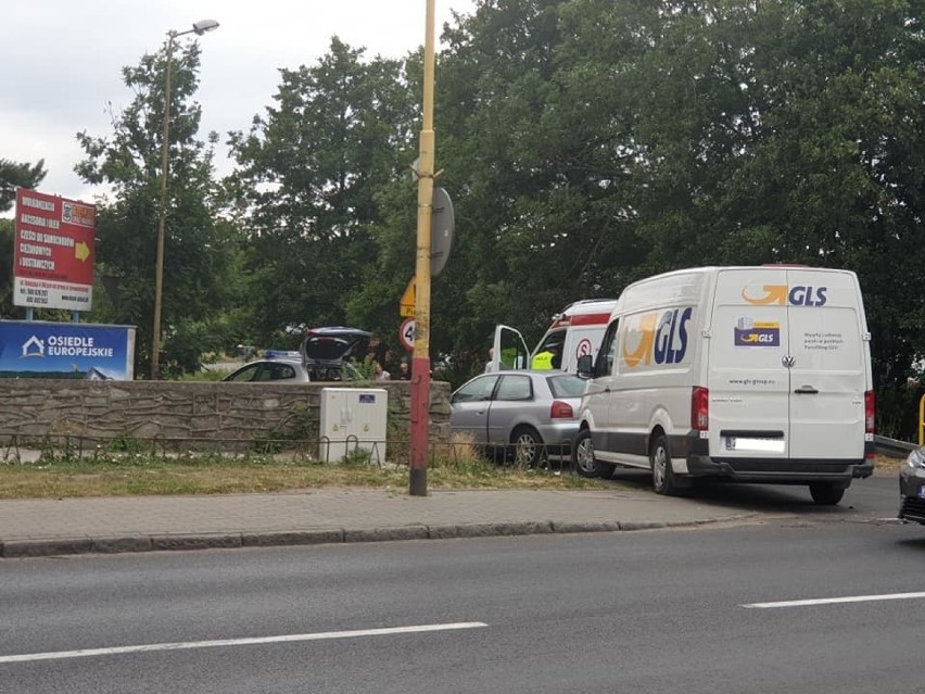 Dwa zdarzenia drogowe na ulicy Gdańskiej. Jeden kierowca poszkodowany  