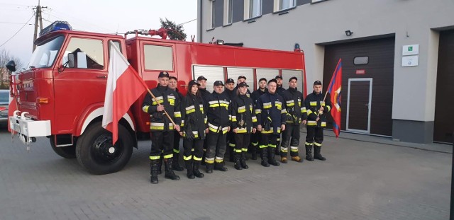 Strażacy z OSP Rogowo przekazali nie tylko auto, ale także sprzęt i umundurowanie