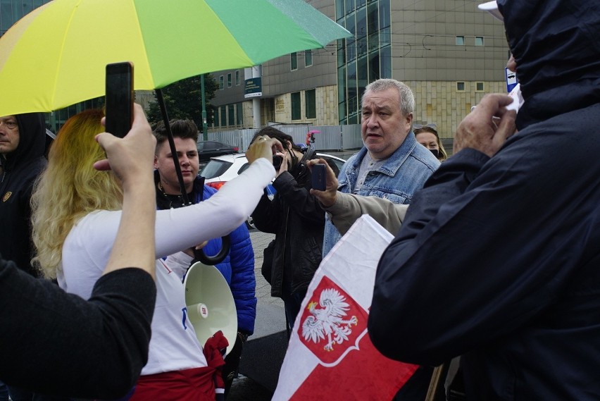 Przed drugą turą wyborów prezydenckich zwolennicy Andrzeja...