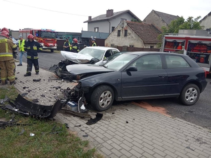 W piątek rano w Łączniku zderzyły się dwa audi, cztery osoby...