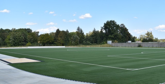 Nowy stadion przy "Chemiku" w Oświęcimiu zaczyna nabierać kolorów i kształtów. Na boisku piłkarskim wyłożona została sztuczna trawa