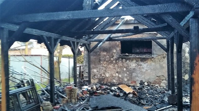 Akcja jastrzębskich strażaków w Pawłowicach. Płonął budynek gospodarczy i samochód